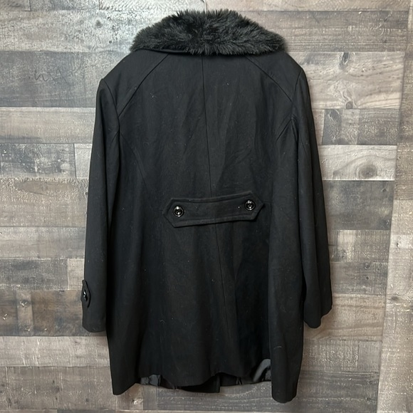 Classy Black Giacca Coat with Faux Fur Collar - Picture 5 of 7